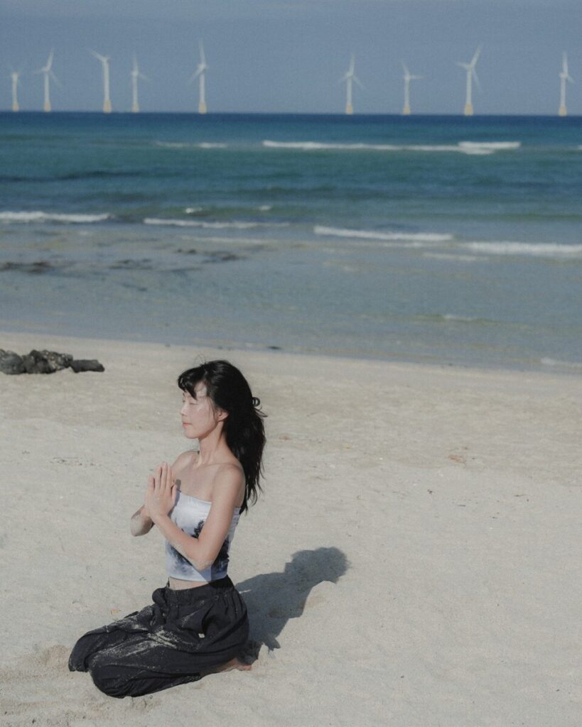 제주 바닷가 모래밭에서 명상하는 약사 여울